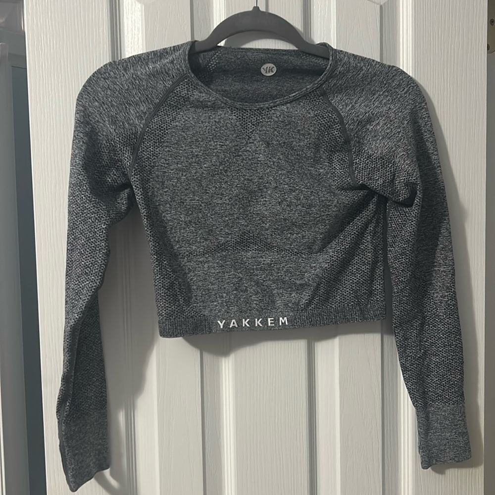 Long sleeve grey athletic crop top with thumb holes - size medium